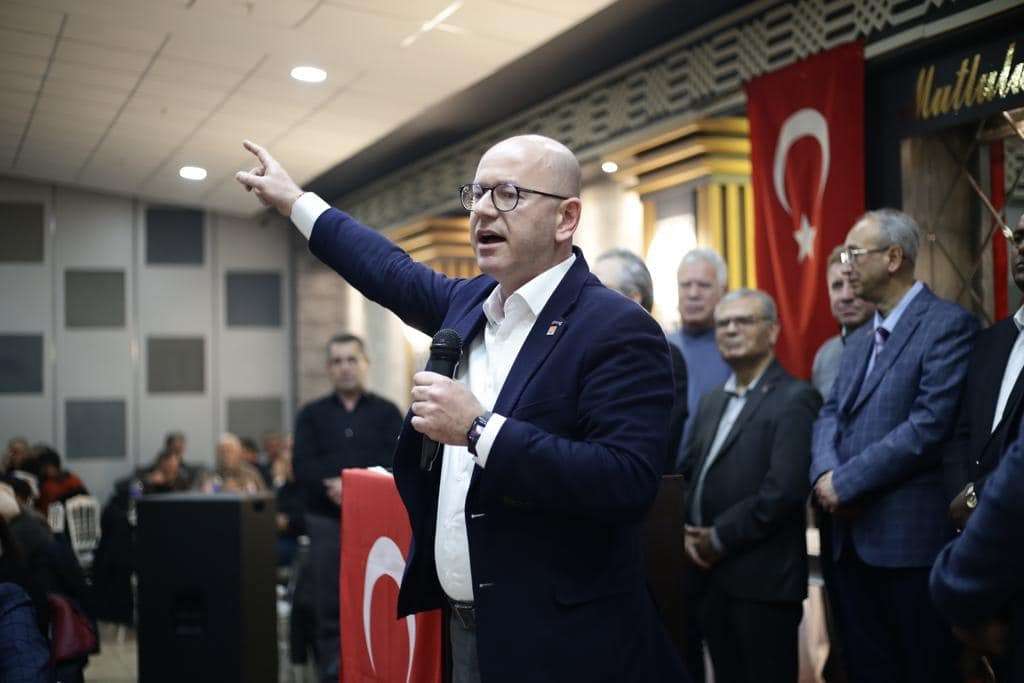 Bandırma Eski Belediye Başkanı Dursun Mirza’nın kendi döneminden çalışma arkadaşlarıyla birlikte düzenlediği iftar yemeğine katılan CHP Balıkesir ikinci sıra adayı Serkan Sarı, birlik ve beraberlik çağrısında bulundu.