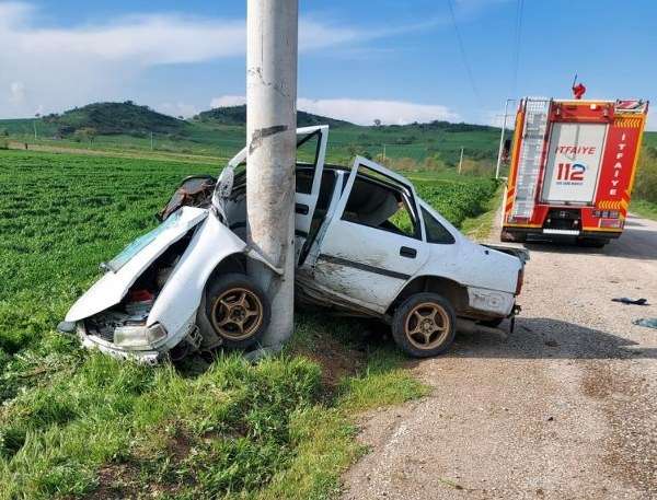 Susurluk'ta meydana gelen trafik kazasında direksiyon hakimiyetini kaybeden özel otomobil sürücüsü yoldan çıkarak karayolu kenarında bulunan elektrik direğine çarptı.