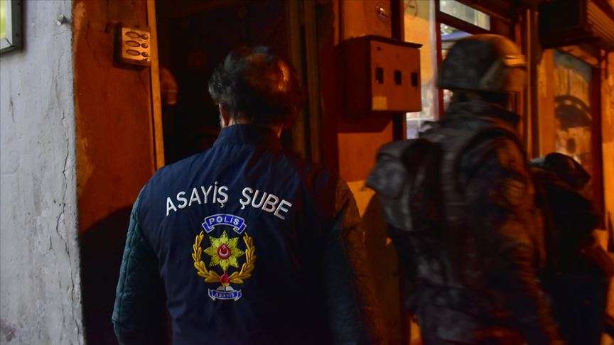 Şırnak'ın İdil ilçesinde, kimliği belirsiz kişiler tarafından gerçekleştirilen silahlı saldırı sonucunda bir kişi hayatını kaybederken, iki kişi yaralandı.