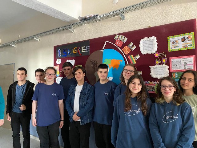 Bandırma Yavuz Sultan Selim Anadolu Lisesi'nin 10. sınıf öğrencileri, Avrupa Birliği'nden 9 okul ile birlikte ''İklim Değişikliği'' (e-twinning) projesi yürütüyor.