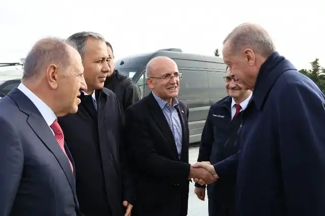 Cumhurbaşkanı Recep Tayyip Erdoğan, ekonomiden sorumlu eski bakan Mehmet Şimşek'le dün bir görüşme gerçekleştirdi. Görüşmenin ardından resmi bir açıklama gelmedi.
