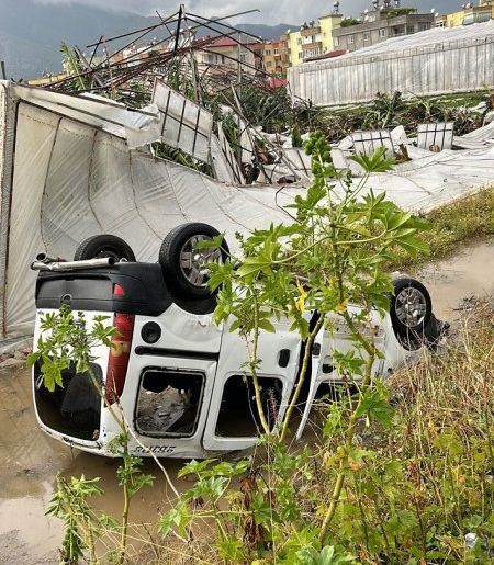 Meteorolojinin uyarısının ardından Mersin'in Anamur ilçesinde kuvvetli rüzgar ve fırtına etkili oldu. Fırtına ile birlikte ortaya çıkan hortum, ilçeye bağlı Sultan Alaaddin, Akarca ve Ören mahallelerinde seraları parçaladı, çatıları uçurdu.