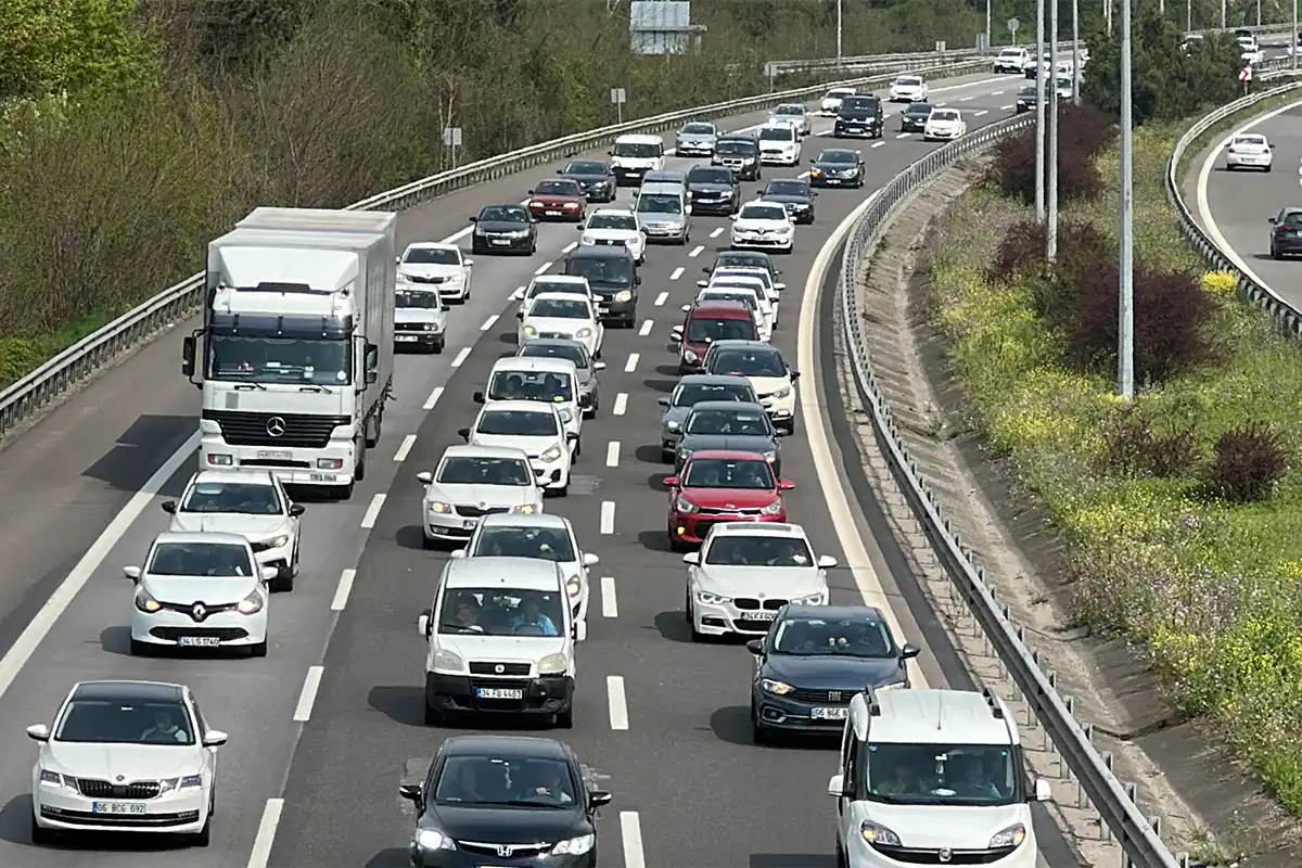 TEM Otoyolu Hendek ve Gümüşova arasında gerçekleşecek yenileme çalışmaları sebebiyle saat 21.00-07.00 saatlerinde Ankara ve İstanbul istikameti kısım kısım trafiğe kapatılacak.