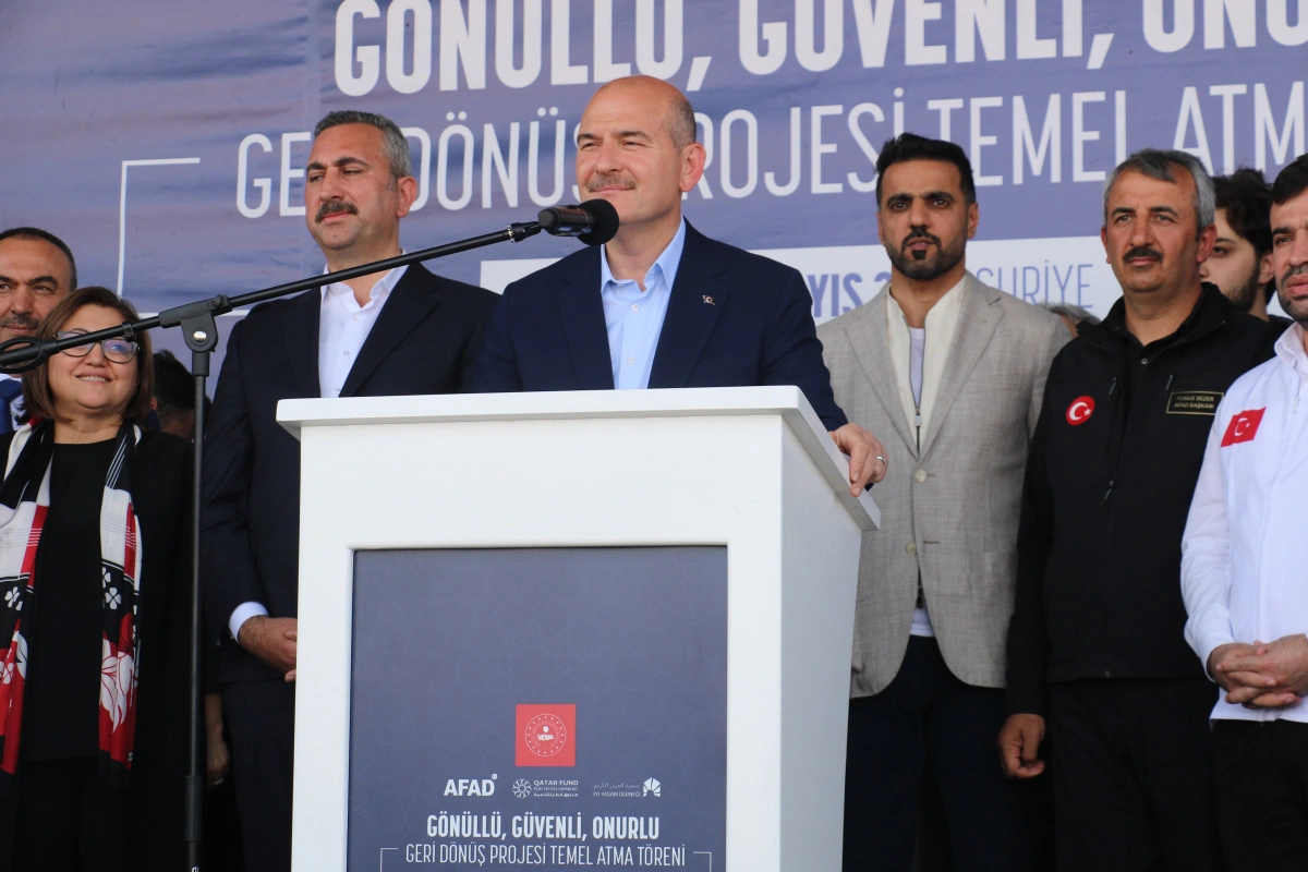 İçişleri Bakanı Süleyman Soylu, Suriye'nin Cerablus ilçesinde yapılacak kalıcı konutların öncelikli olarak Türkiye'de yaşayan Suriyeli sığınmacılara tahsis edileceği açıklamasında bulundu.