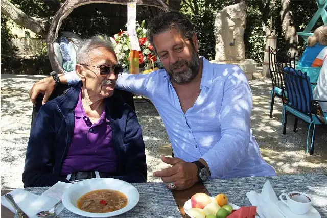 Ünlü caz sanatçısı İlham Gencer’in oğlu Bora Gencer babasının ölümünün ardından üzüntüsünü paylaştı. Bora Gencer “Hem karakter olarak hem de vücut olarak sağlam bir insandı. Beklemiyorduk, bugün maalesef ani oldu.” dedi.