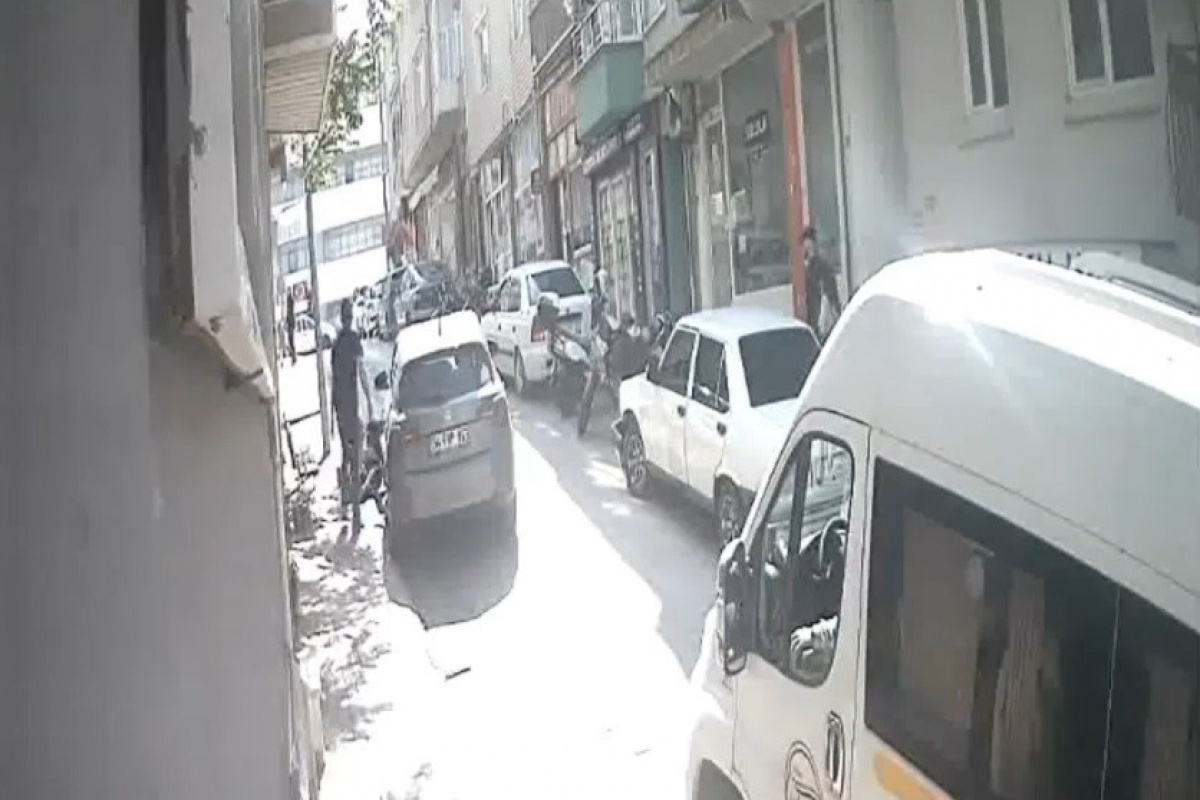 Bandırma 17 Eylül Mahallesi'nde, Hacı İsa Mescit Sokak'ta bir adam olayda, 86 yaşındaki bir yaşlı adamı darp etti.