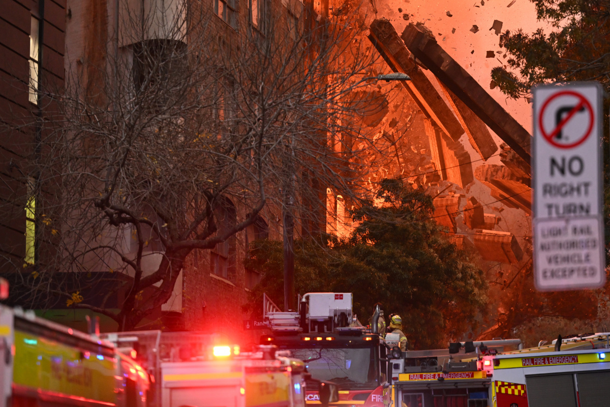 Avustralya’nın Sydney kentinde 100 itfaiye erinin müdahale ettiği yangında binanın üst katındaki duvar aniden yıkıldı.