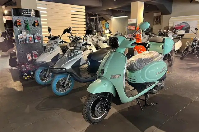 Geçtiğimiz yıla kıyasla, motosiklet satışlarında yaşanan artış oranı yüzde 450'yi aştı. Otomobil fiyatlarında meydana gelen artış ve arz sıkıntısı, vatandaşları motosiklet almaya yönlendirdi.