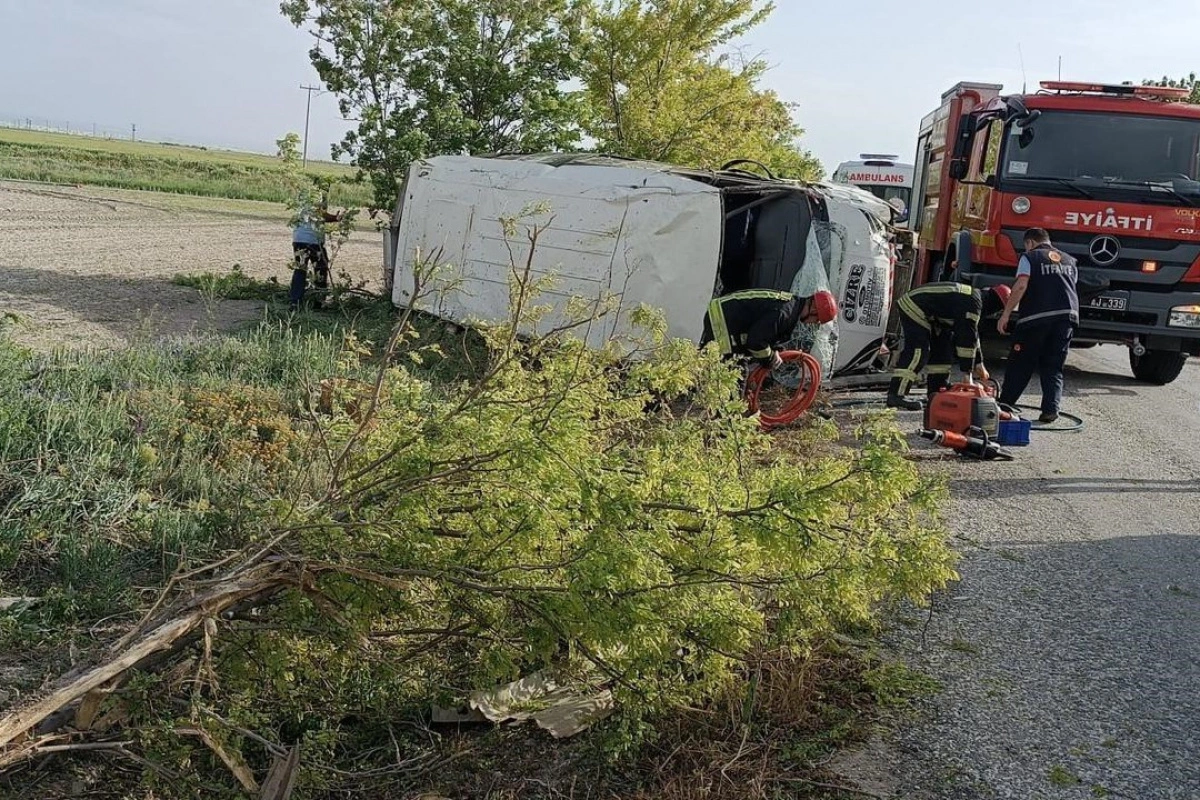 Karaman'da tarım işçilerini taşıyan minibüsün yol kenarına devrilmesiyle meydana gelen trafik kazasında 16 kişi yaralandı.