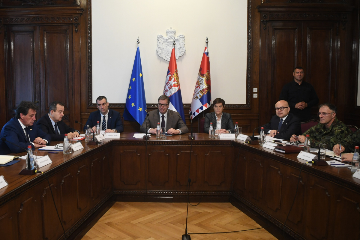 Sırbistan Savunma Bakanı Milos Vucevic, Kosova'daki zorlu duruma dikkat çekerek Sırbistan ordusunun Kosova sınırı yakınlarında konuşlandırıldığını açıkladı.