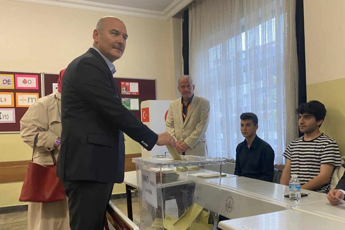 İçişleri Bakanı Süleyman Soylu, eşi Hamdiye Soylu ile birlikte sabah saatlerinde İstanbul Gaziosmanpaşa'daki Dobruca Ortaokulu'na gelerek oy kullandı.