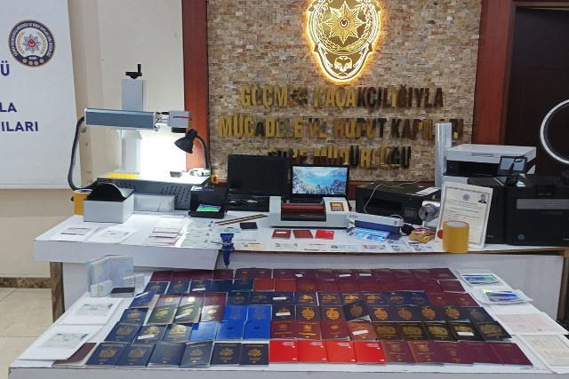 Sahte pasaport düzenledikleri iddiasıyla yabancı uyruklu 3 kişi, İstanbul'un Fatih ve Başakşehir ilçelerinde düzenlenen operasyonlarla yakalandı.