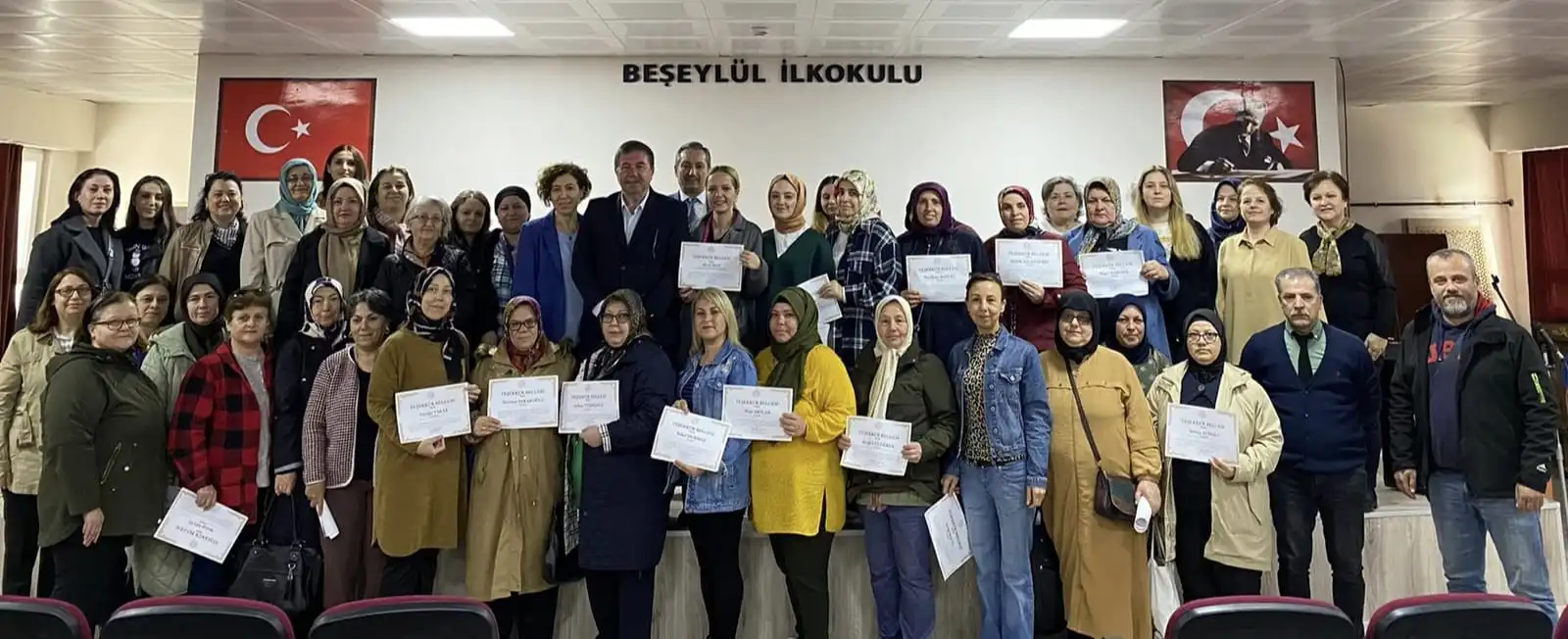Kahramanmaraş merkezli depremlerin ardından yardım çalışmalarına katkı sağlayan Susurluk Halk Eğitim Merkezi gönüllülerine, BALMEK ve destek olan ilçedeki terzilere teşekkür belgeleri İlçe Milli Eğitim Müdürü Sami Akoğlan tarafından takdim edildi.