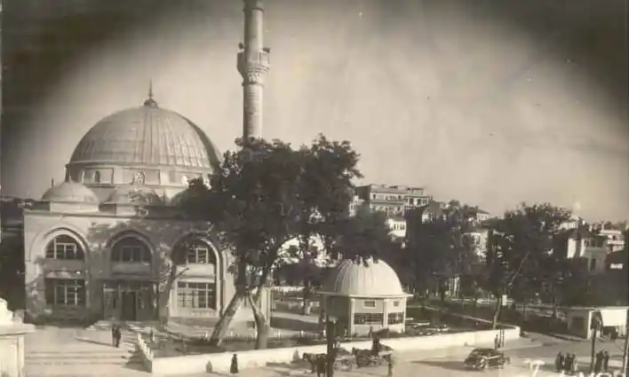 Bandırma Haydar Çavuş Camii bahçesinde 100 yılı geçkin ulu kavak ağacınının kuruduğu ortaya çıktı. Bir yıla yakın bir sürede tüm ağaçların yapraklarının dökülmesi nedeniyle kuruduğu belli olmayan ulu kavak ağacı ilkbaharın gelmesiyle yeşermediği için kuruduğu ortaya çıktı.