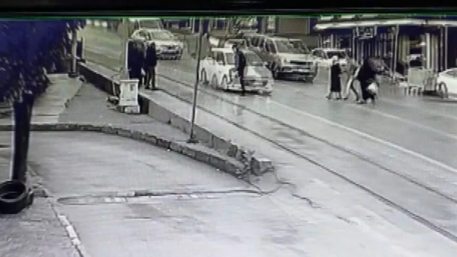 BURSA'DA KARAYOLUNDAN KARŞIYA GEÇEN VATANDAŞIN ÖLÜMDEN DÖNDÜĞÜ ANLAR KAMERADA