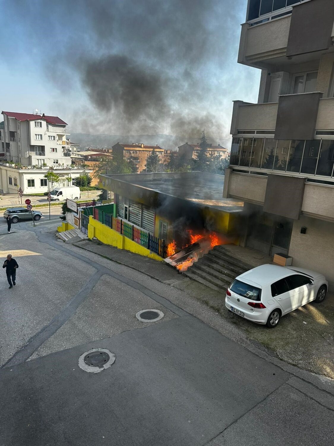 (ÖZEL) ANAOKULU ALEV ALEV YANDI, OKULLARIN TATİL OLMASI FACİANIN ÖNÜNE GEÇTİ ANAOKULUNUN ALEV ALEV YANMASI KAMERAYA YANSIDI
