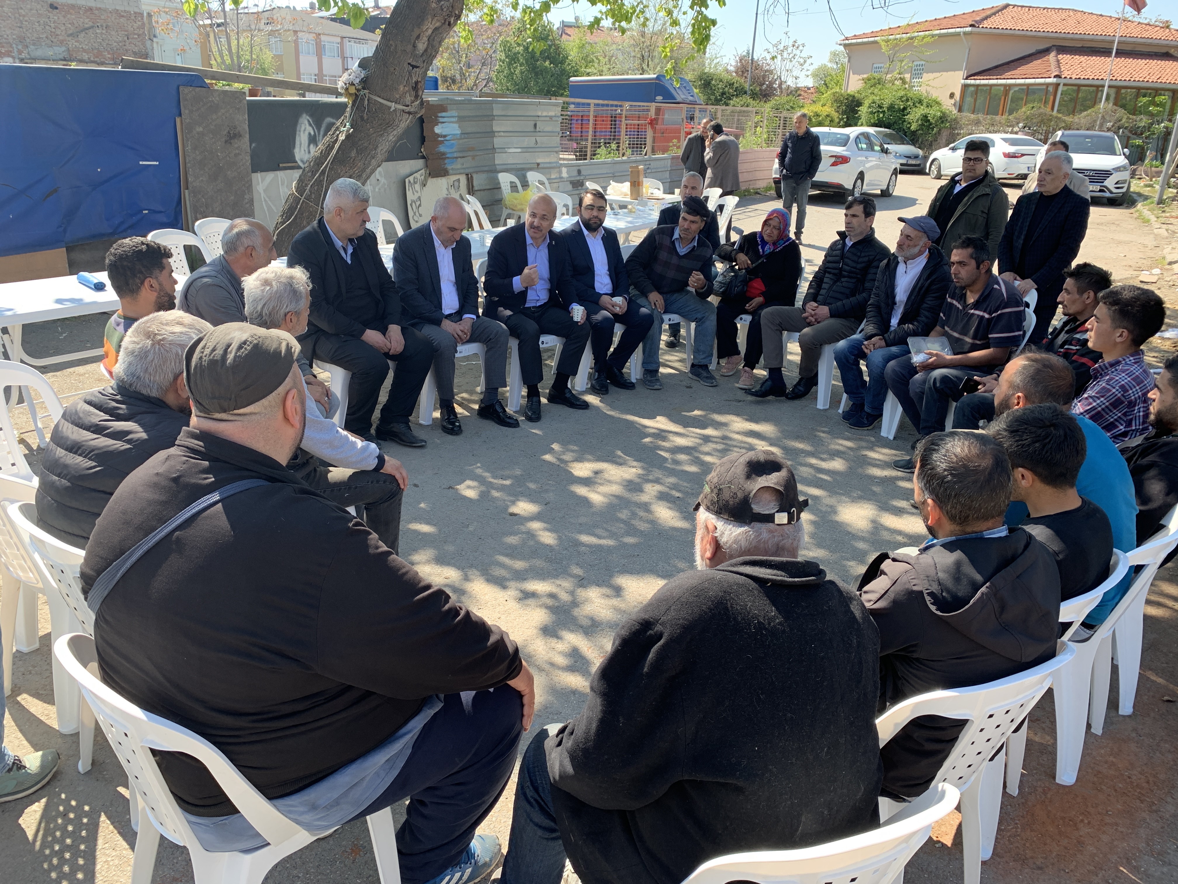 AK PARTİ MİLLETVEKİLİ ADAYLARI, 1 MAYIS'TA KAĞIT TOPLAYICILARLA KAHVALTIDA BULUŞTU