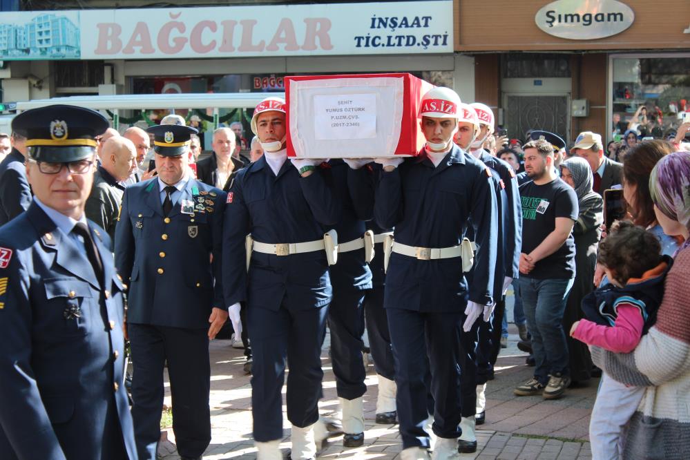 Piyade Uzman Çavuş Yunus Öztürk, Şırnak'taki otobüs kazasında şehit düştükten sonra memleketi Balıkesir'in Gönen ilçesinde gözyaşları içinde defnedildi.