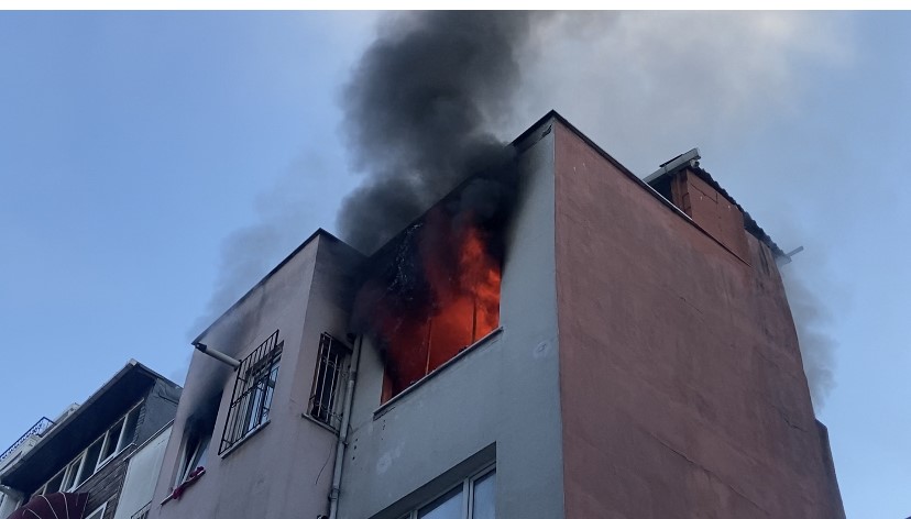 Beyoğlu’nda 4 katlı binanın çatı katında çıkan yangın paniğe neden oldu.