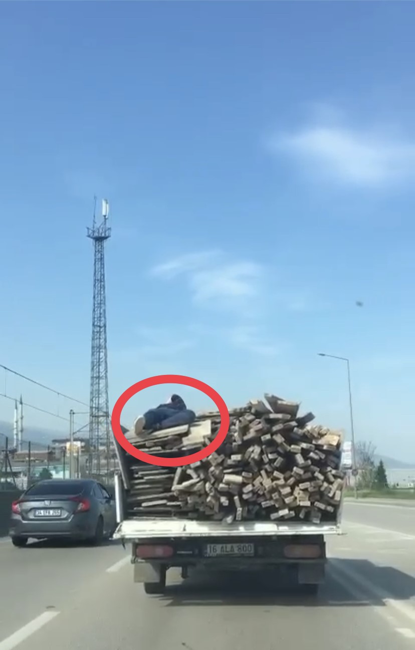 BURSA'DA KENDİ CANINI HİÇE SAYDI, ODUNLARIN ÜSTÜNE UZANARAK BÖYLE GİTTİ