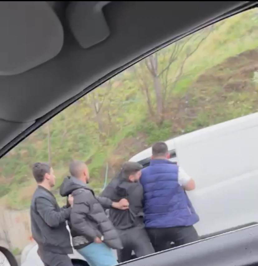 İSTANBUL'DA TRAFİKTE YUMRUKLU VE SOPALI KAVGA KAĞITHANE'DE TRAFİKTE YOL VERME YÜZÜNDEN ÇIKAN KAVGADA 4 ŞAHIS BİR SÜRÜCÜYE SALDIRDI DOLMABAHÇE'DE İSE BİR SÜRÜCÜ TARTIŞTIĞI OTOBÜS SÜRÜCÜSÜNE SOPAYLA SALDIRDI