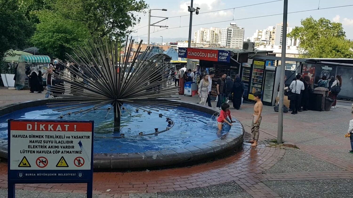 BURSA'DA ÇOCUKLARIN SÜS HAVUZUNDA TEHLİKELİ EĞLENCESİ