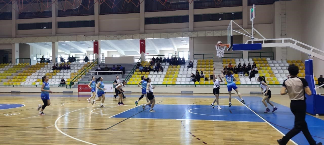 BURHANİYE'DE BASKETBOL OKUL SPORLARI GENÇ KIZ BÖLGE MÜSABAKALARI BAŞLADI