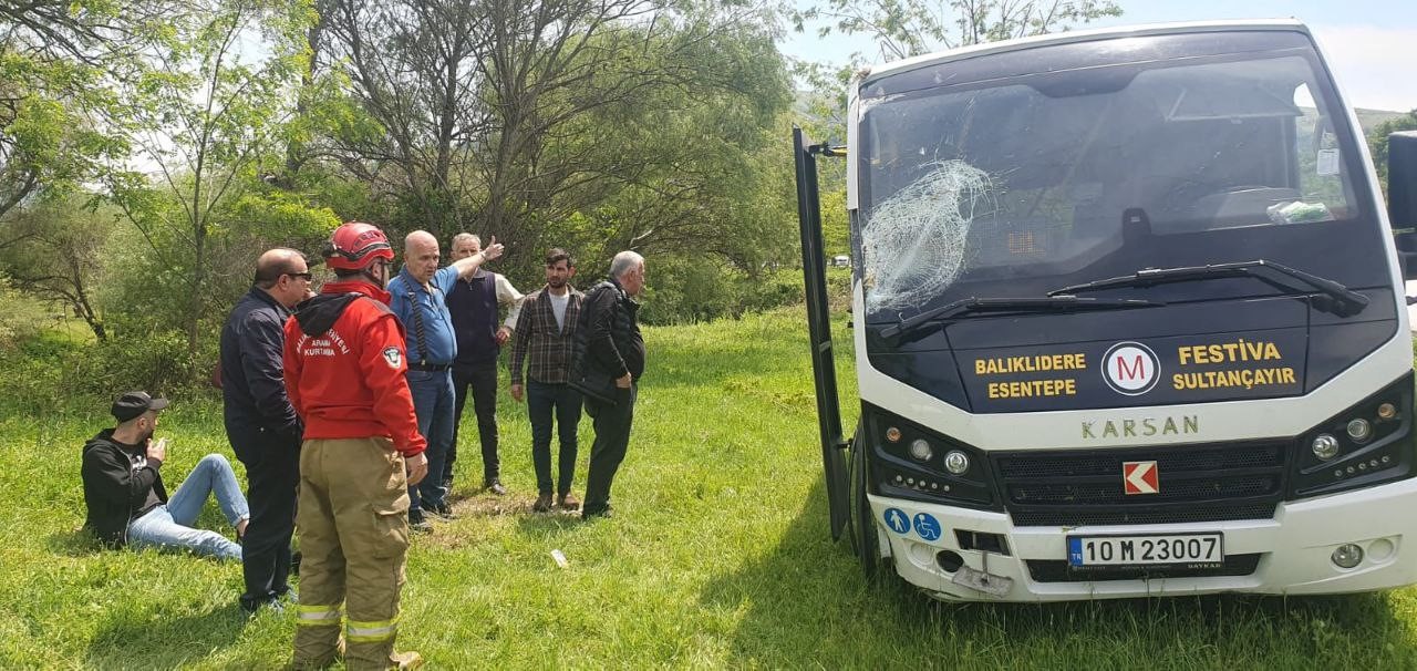 SUSURLUK'TA MİNİBÜS YOLDAN ÇIKTI: 2 YARALI