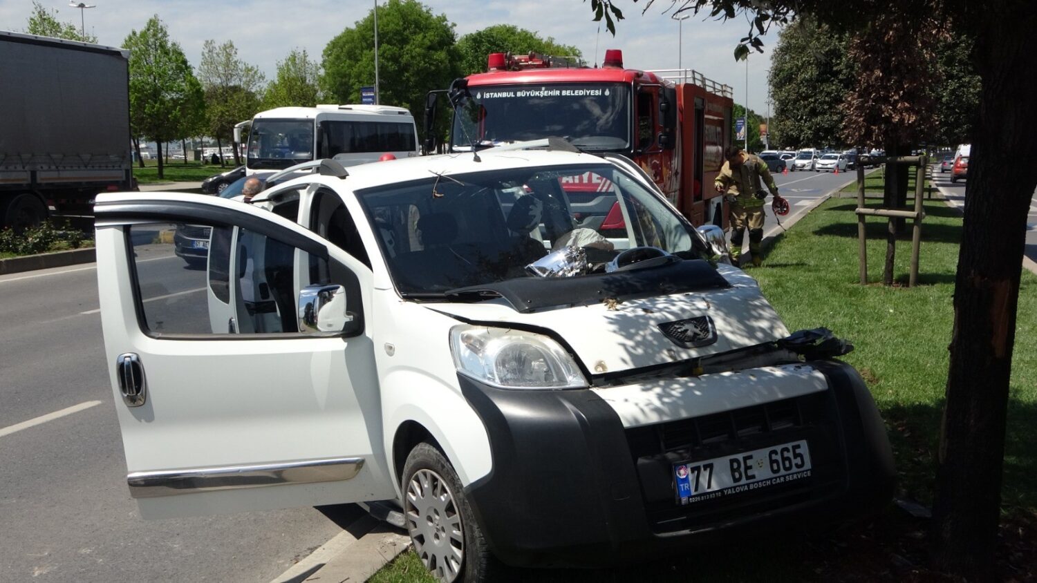 PENDİK'TE 2 ARAÇ ÇARPIŞTI: 1'İ BEBEK 4 YARALI