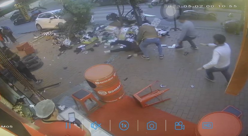 İSTANBUL'DA DEHŞET ANLARI KAMERADA: ARAÇ YAYALARIN ARASINA DALDI ŞİŞLİ'DE KONTROLDEN ÇIKAN OTOMOBİL AĞAÇLARA ÇARPARAK YAYALARIN ARASINA DALDI KAZADA 3 KİŞİ HAFİF ŞEKİLDE YARALANIRKEN, ÇEVREDEKİLER PANİK YAŞANDI