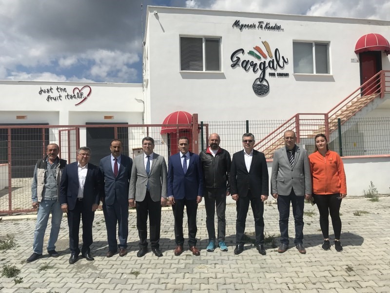 KAYMAKAM MEMİŞ, BAŞARILI GİRİŞİMCİYİ TEBRİK ETTİ