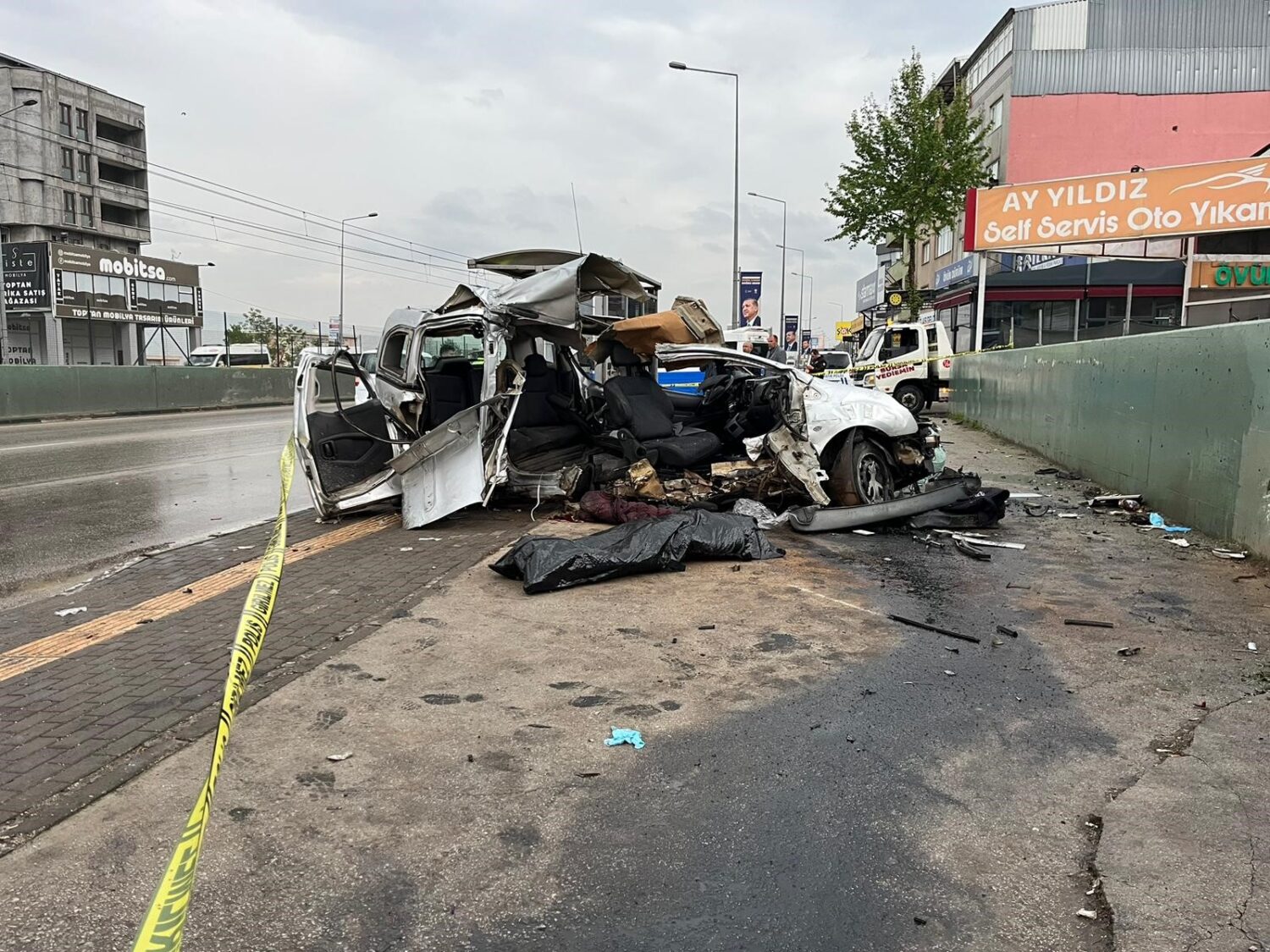 Bursa'da kontrolden çıkan araç önce bir iş yerinin demir kapısına sonra önündeki otomobile çarptı. Kazada 2 kişi hayatını kaybederken 1 kişi yaralandı.