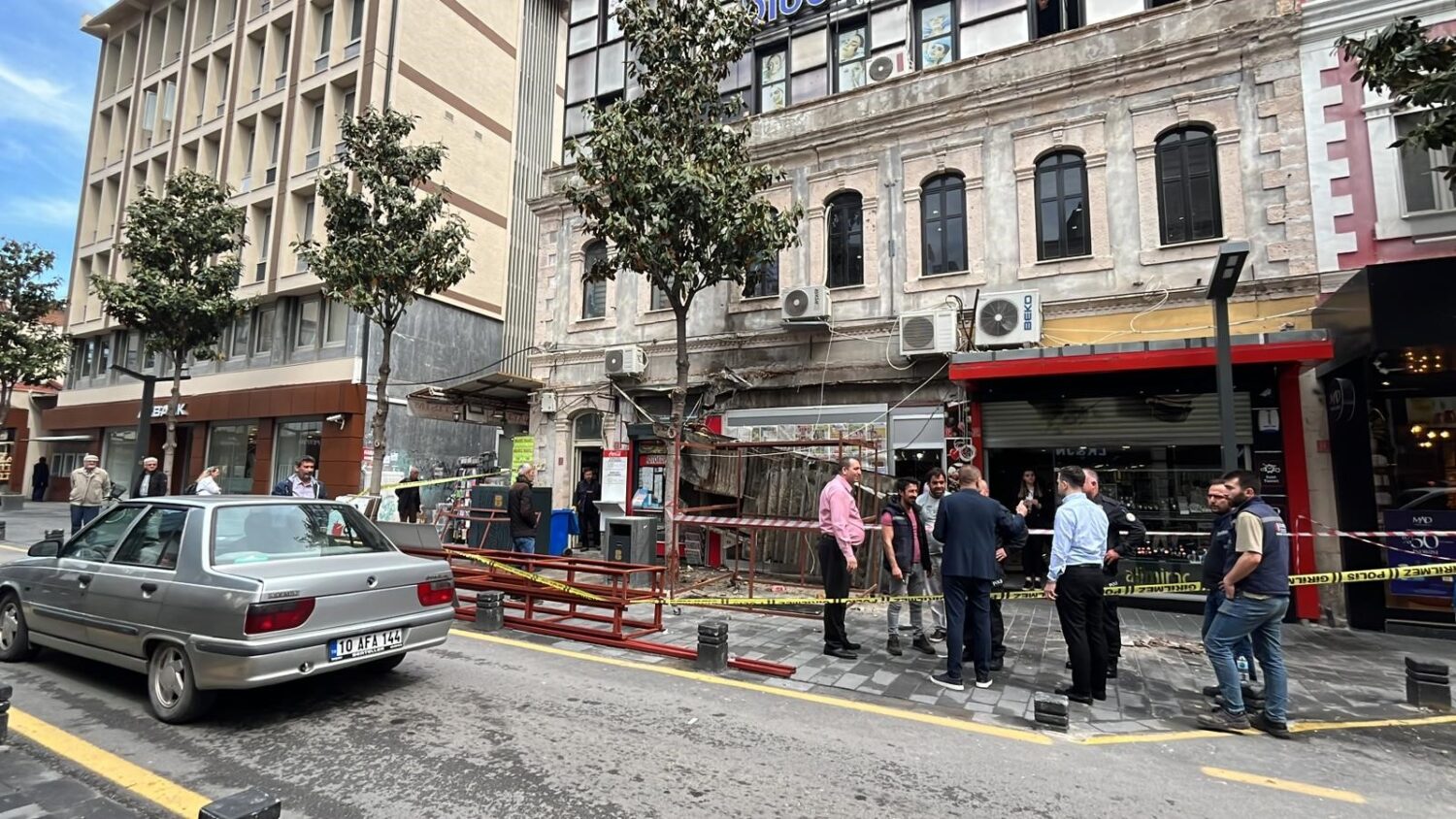 İşçilerin çalıştığı binada tente düştü. Balıkesir'in en işlek noktalarından birisi olan Milli Kuvvetler Caddesi'nde meydana gelen iş kazasında 2 kişi yaralandı.