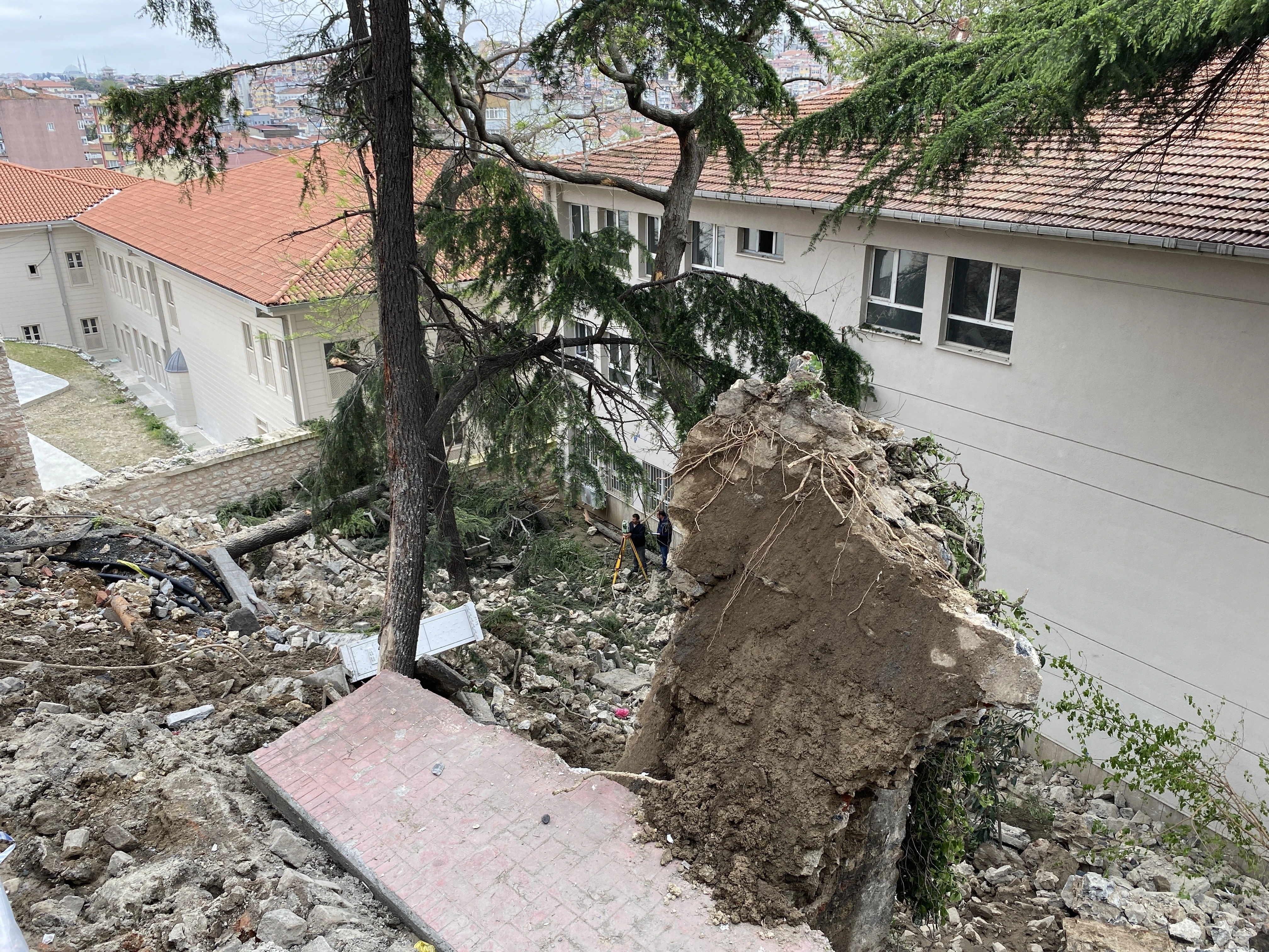 Beyoğlu’nda bulunan Suriri Ortaokulu'nun bahçesine istinat duvarı çökmüş, bölgedeki 3 bina da tedbir amacıyla boşaltılmıştı. Duvarın çöktüğü alan dron ile havadan görüntülendi.