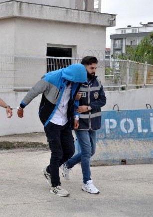 KIZININ SAÇI ÇEKİLDİ DİYE OKULU BASTI, MÜDÜR YARDIMCISI SİLAHLA VURDU BURSA'NIN KARACABEY İLÇESİNDE ÖFKELİ VELİ, ANAOKULU ÖĞRETMENİNİ ARARKEN MÜDÜR YARDIMCISINI SİLAHLA VURDU