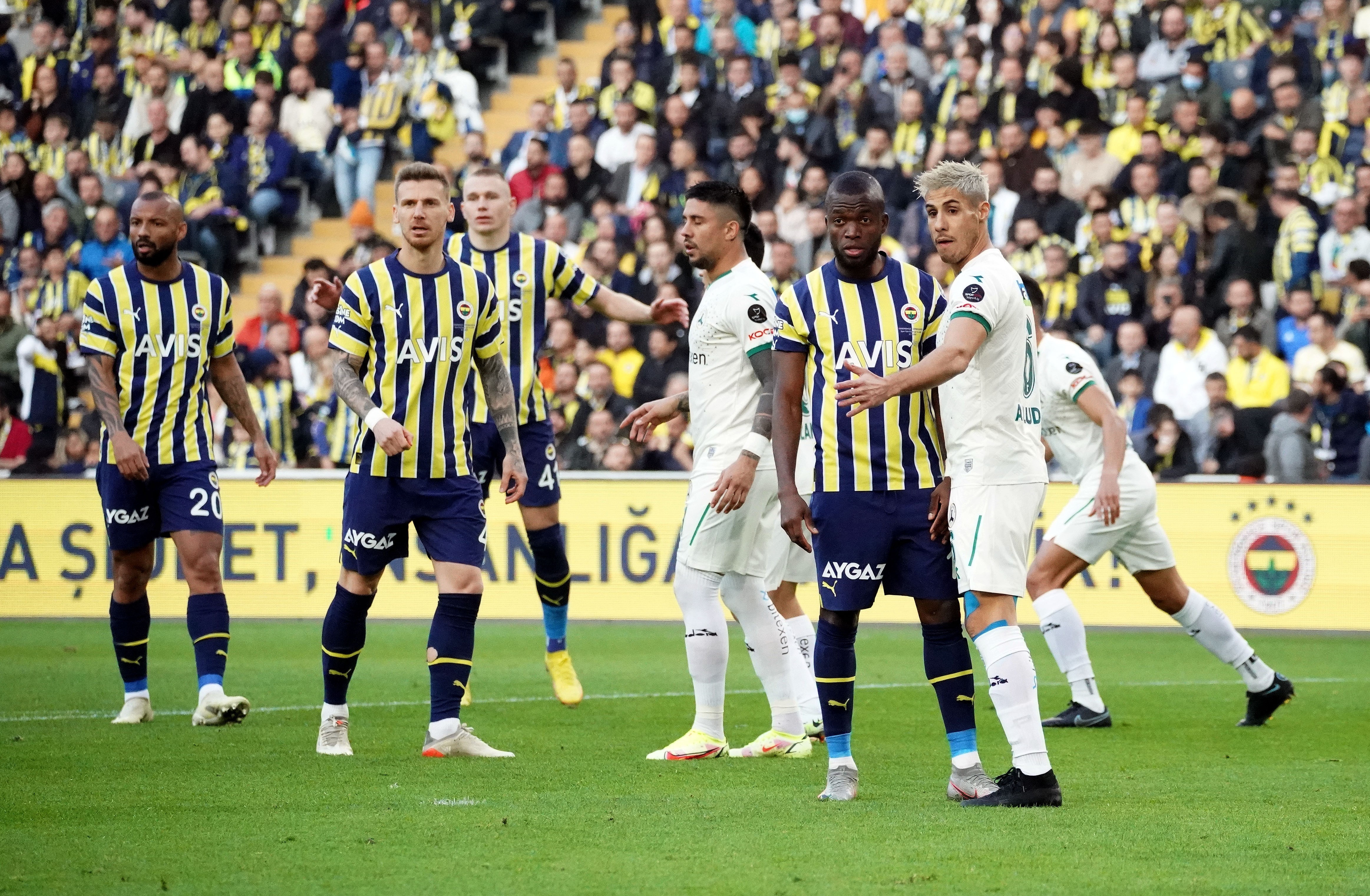 Giresunspor ve Fenerbahçe yarın 16. kez karşı karşıya gelecek. İki ekip arasında daha önce oynanan 15 maçta sarı-lacivertlilerin 8-2 galibiyet üstünlüğü bulunuyor.