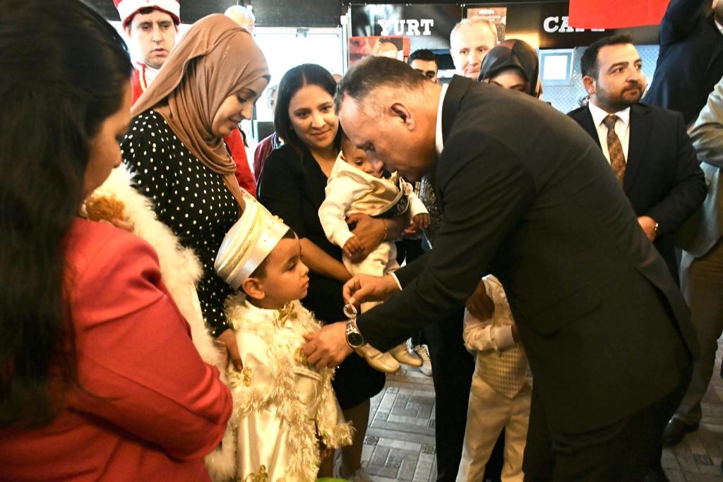 Balıkesir'de kalan depremzede ailelerin çocukları için sünnet şöleni düzenlendi.