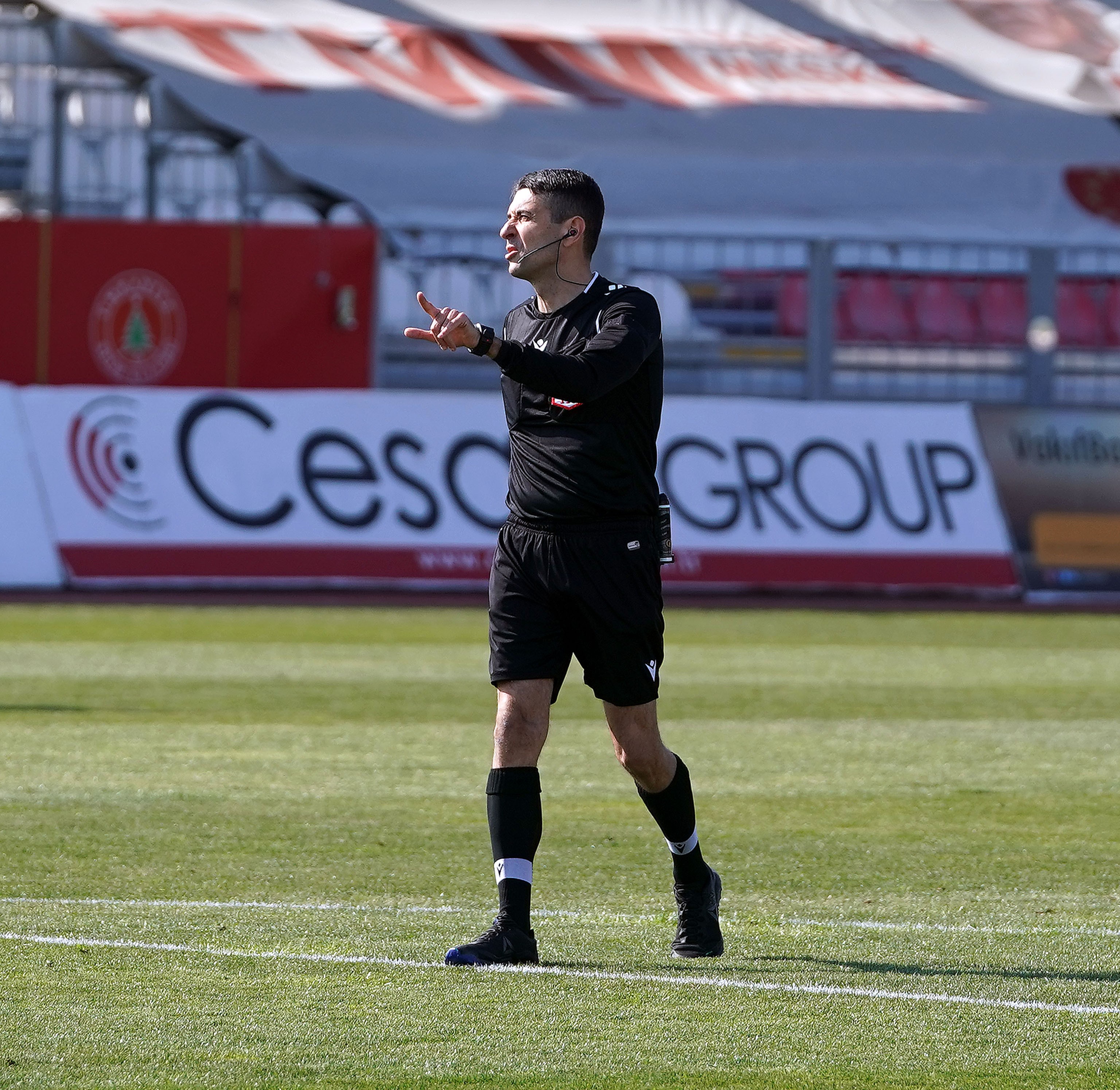 Bugün oynanacak olan Spor Toto Süper Lig'in 33. haftasındaki iki maçın VAR hakemleri açıklandı. Antalyaspor'un ev sahipliği yapacağı Beşiktaş maçının VAR hakemi olarak Hakan Ceylan görev yapacak.