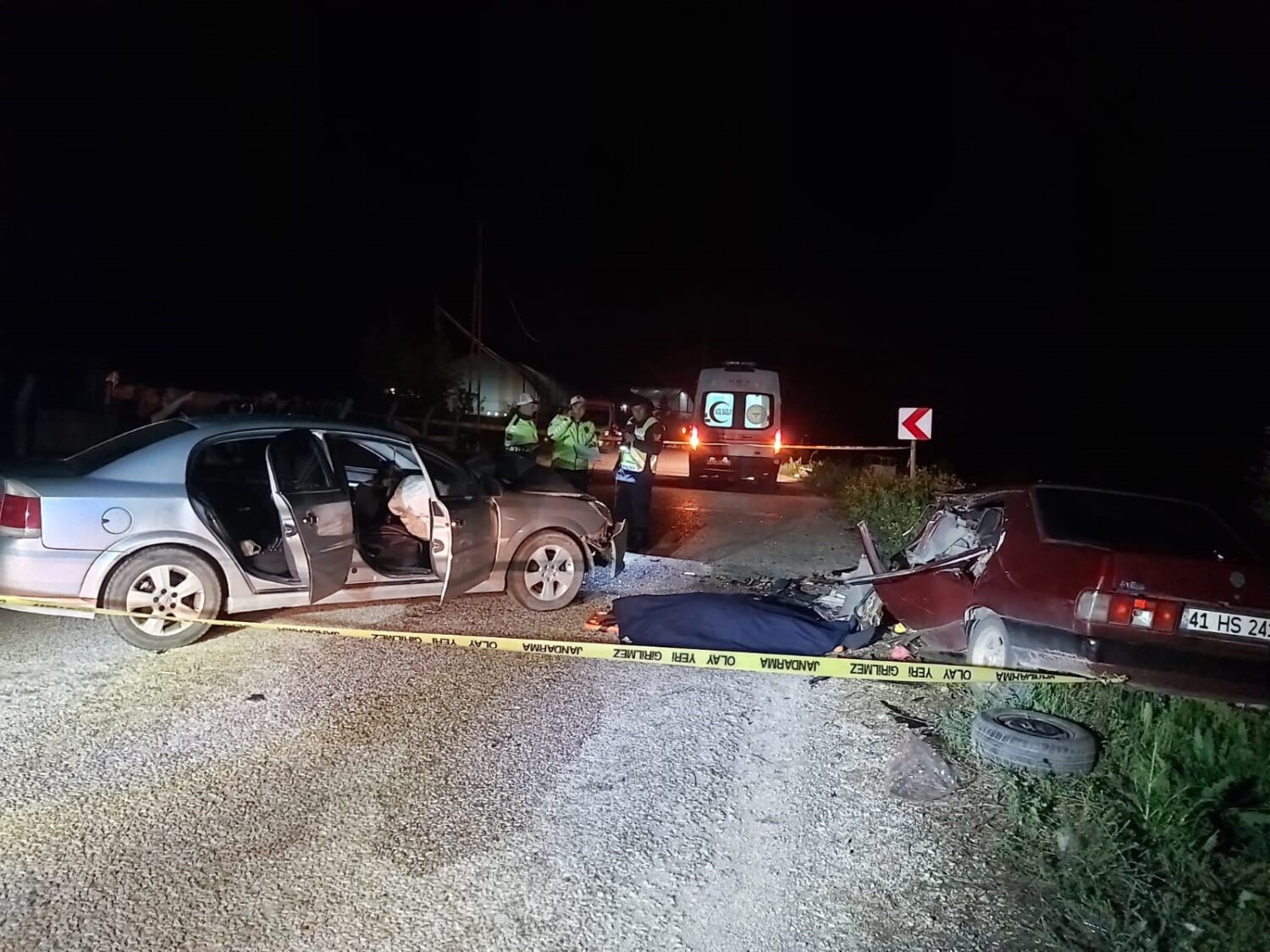 BİLECİK'TE İKİ OTOMOBİL KAFA KAFAYA ÇARPIŞTI: 1 ÖLÜ