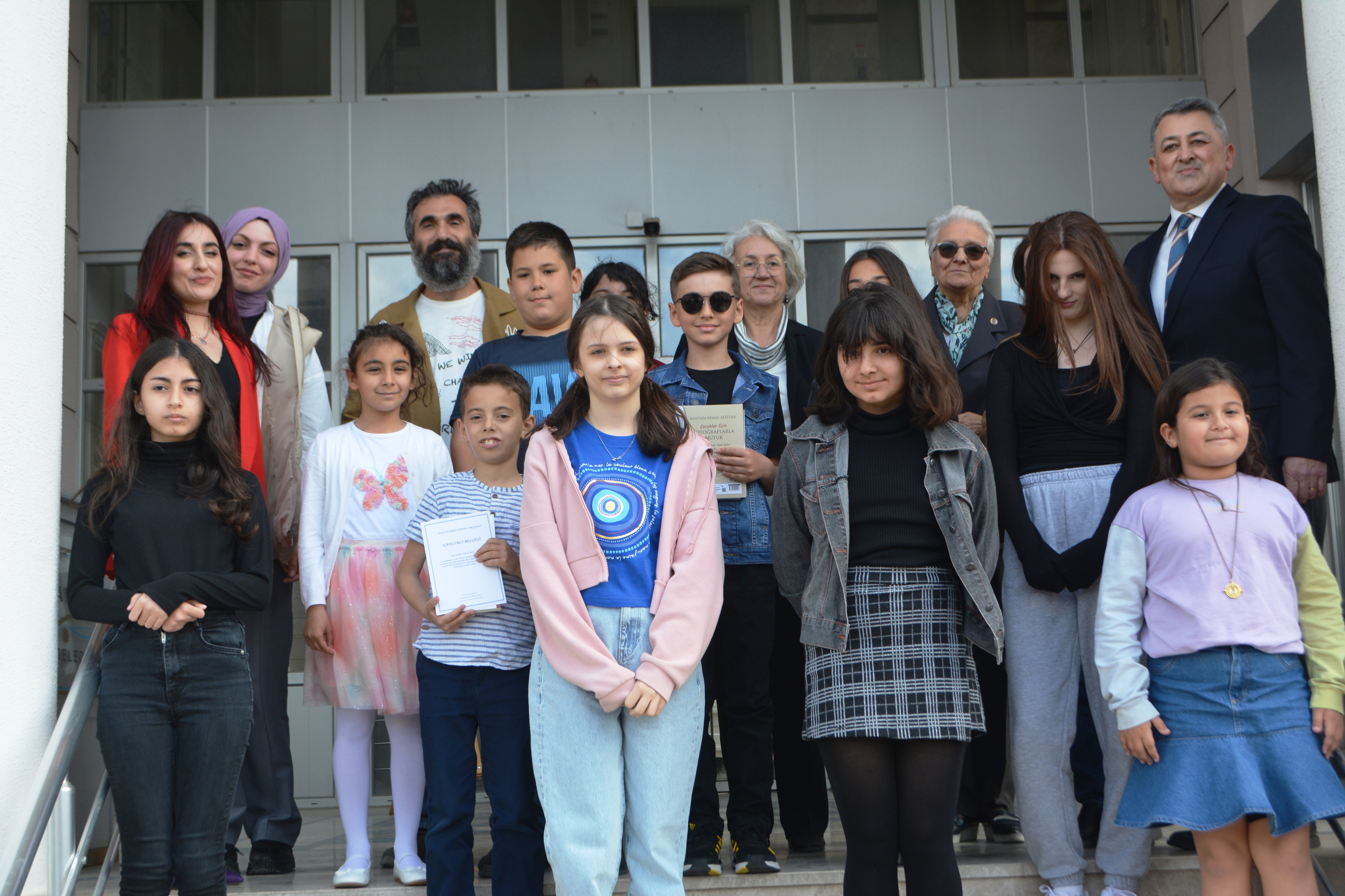 Ayvalık Belediyesi Çağdaş Yaşam Türkel Minibaş Gençlik ve Çocuk Kütüphanesi tarafından bu yıl ikincisi düzenlenen Nejat Hürbaş Hikâye Yarışması’nda dereceye giren öğrenciler için ödül töreni düzenlendi.