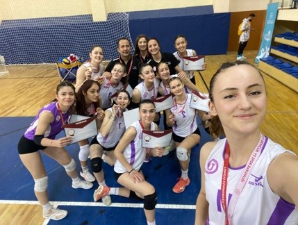 Ayvalık Uğur Anadolu Lisesi Voleybol takımı, Balıkesir'in Ayvalık ilçesindeki başarılarına bir yenisini daha ekledi. Takımın voleybolda elde ettiği başarılar, ilçenin gururu haline geldi.