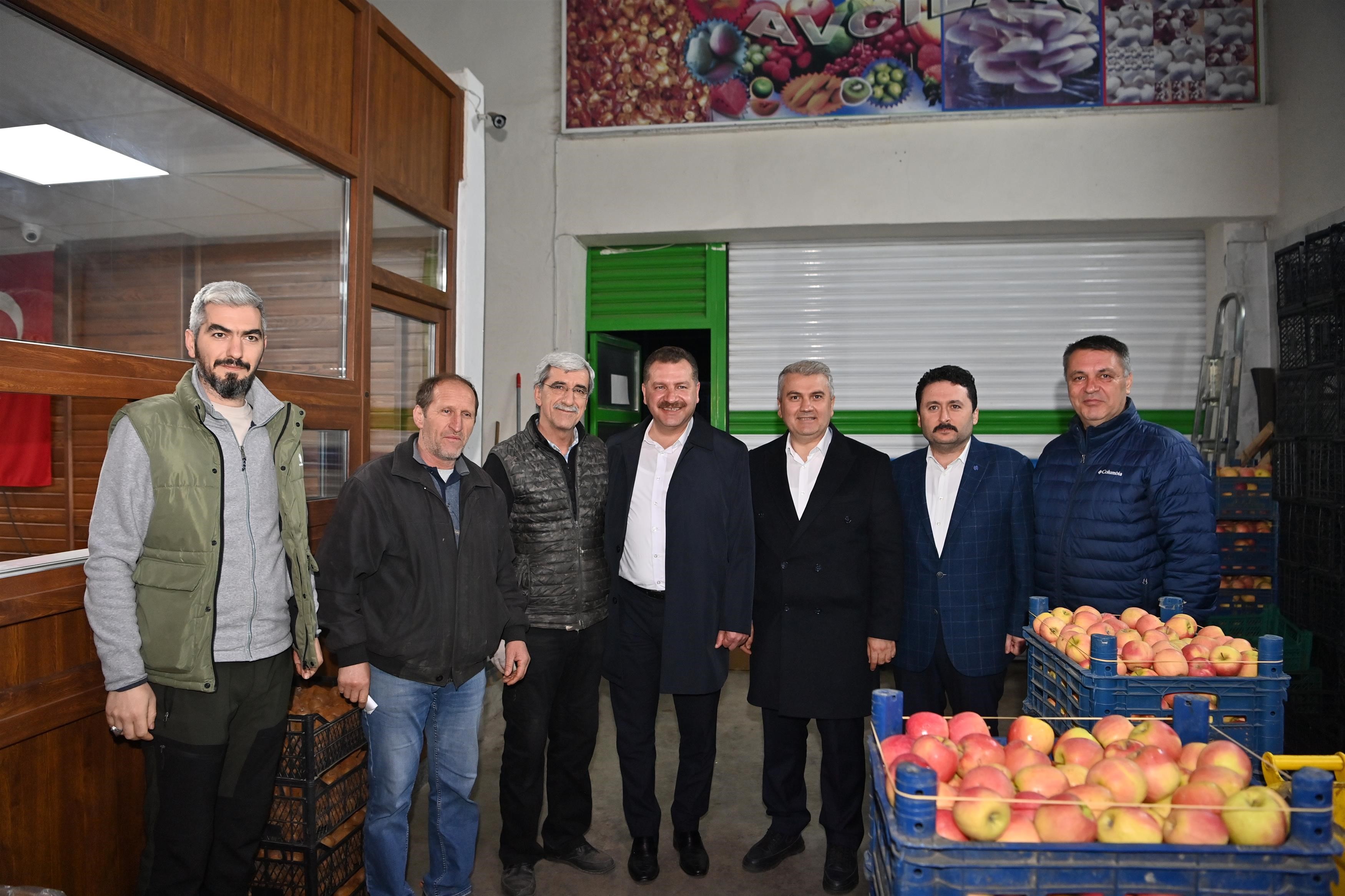 Balıkesir Büyükşehir Belediye Başkanı Yücel Yılmaz ve AK Parti Balıkesir Milletvekili Adayı Mustafa Canbey, erken saatlerde Yaş Sebze ve Meyve Toptancı Hali'nde esnafla buluştu. Kahvaltı yaparak, esnafların talep ve önerilerini dinlediler.