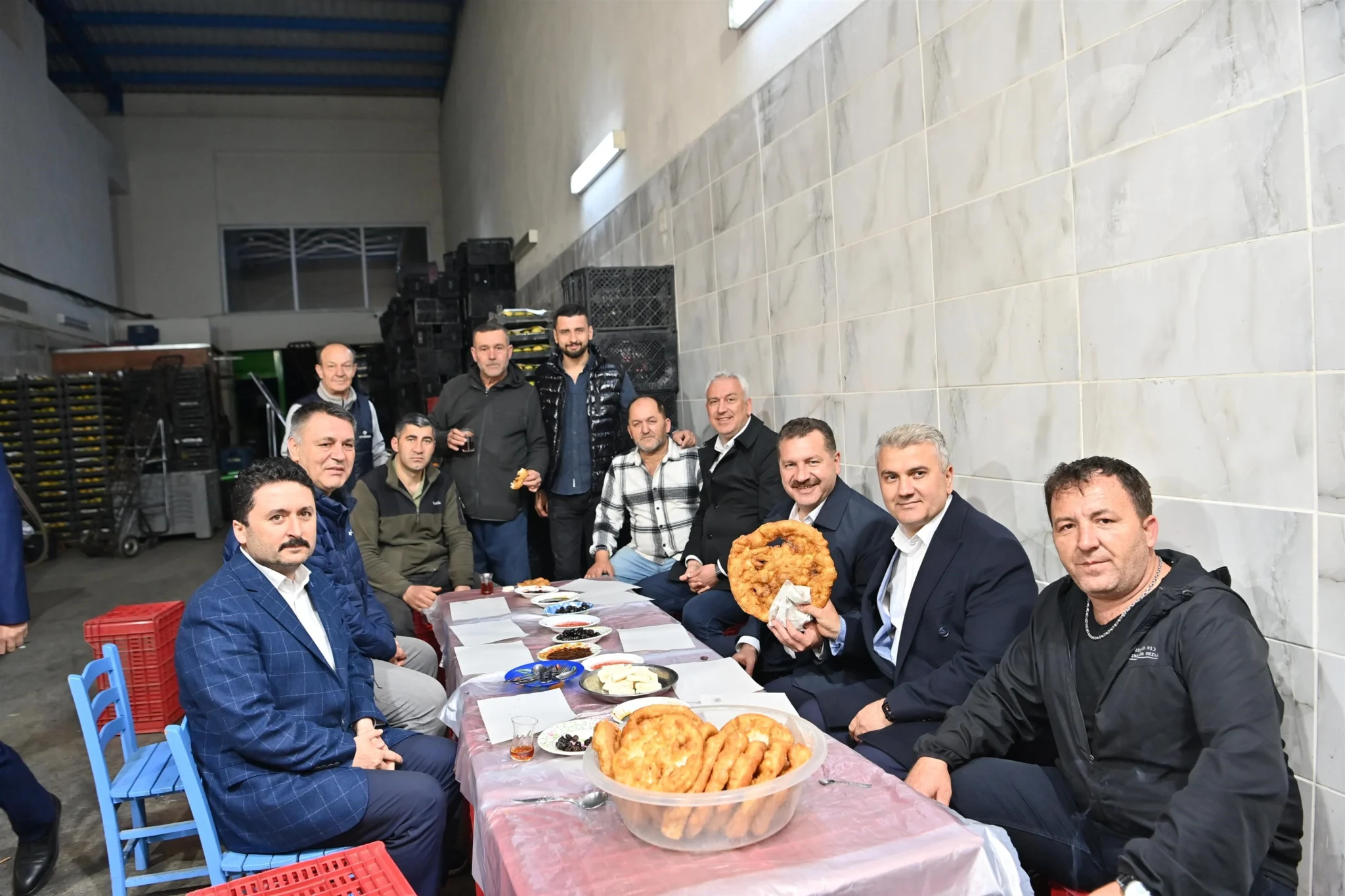 Balıkesir Büyükşehir Belediye Başkanı Yücel Yılmaz ve AK Parti Balıkesir Milletvekili Adayı Mustafa Canbey, erken saatlerde Yaş Sebze ve Meyve Toptancı Hali