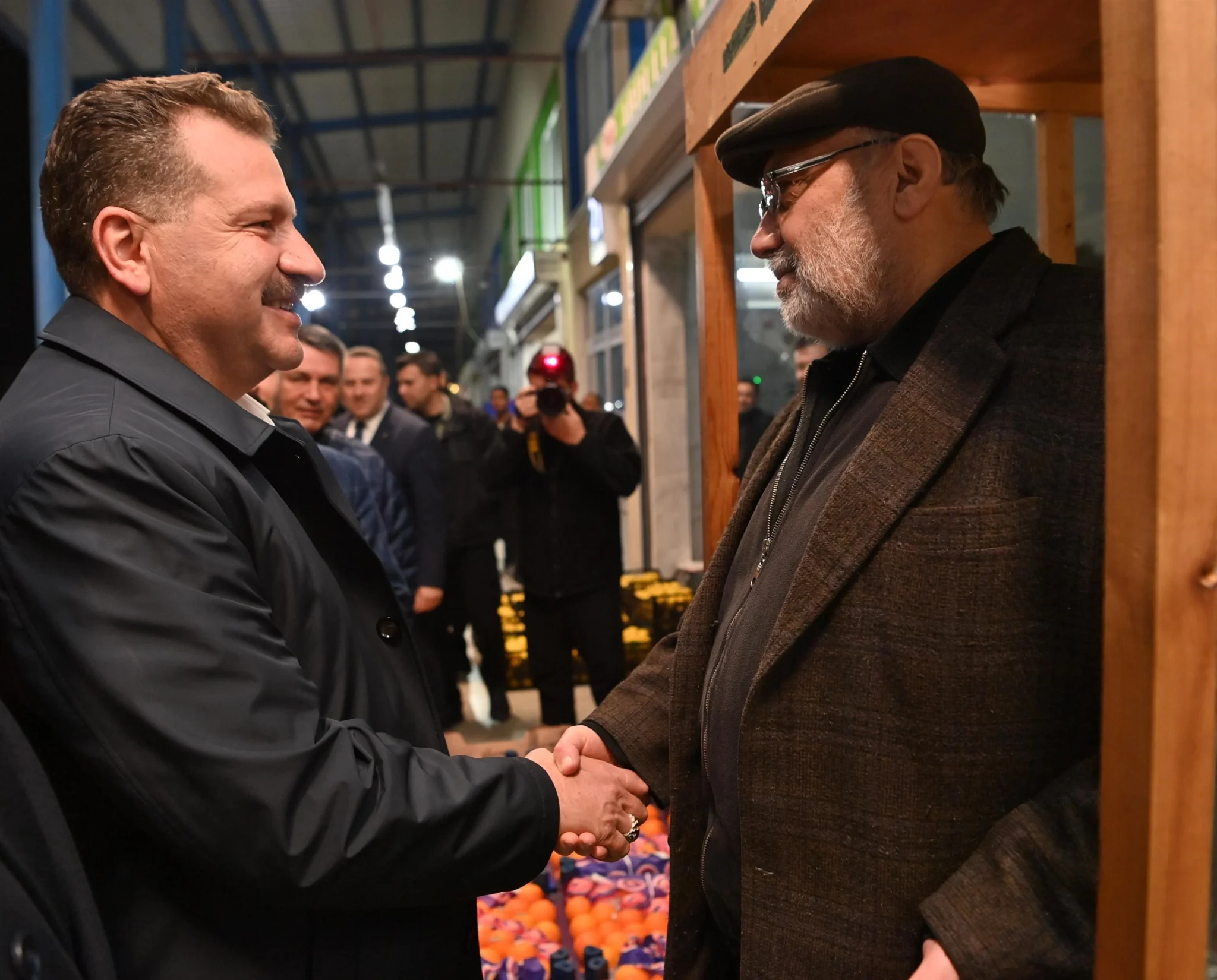 Balıkesir Büyükşehir Belediye Başkanı Yücel Yılmaz ve AK Parti Balıkesir Milletvekili Adayı Mustafa Canbey, erken saatlerde Yaş Sebze ve Meyve Toptancı Hali