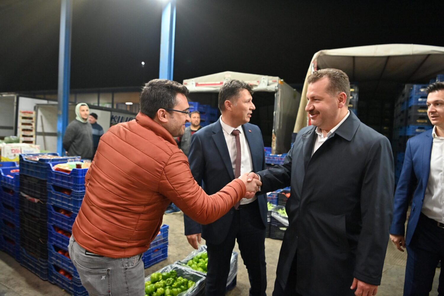 Balıkesir Büyükşehir Belediye Başkanı Yücel Yılmaz ve AK Parti Balıkesir Milletvekili Adayı Mustafa Canbey, erken saatlerde Yaş Sebze ve Meyve Toptancı Hali