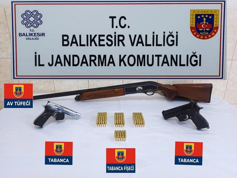 Balıkesir'in Bandırma, Erdek ve Gömeç ilçelerinde gerçekleştirilen silah ve uyuşturucu operasyonunda 7 kişi gözaltına alındı.