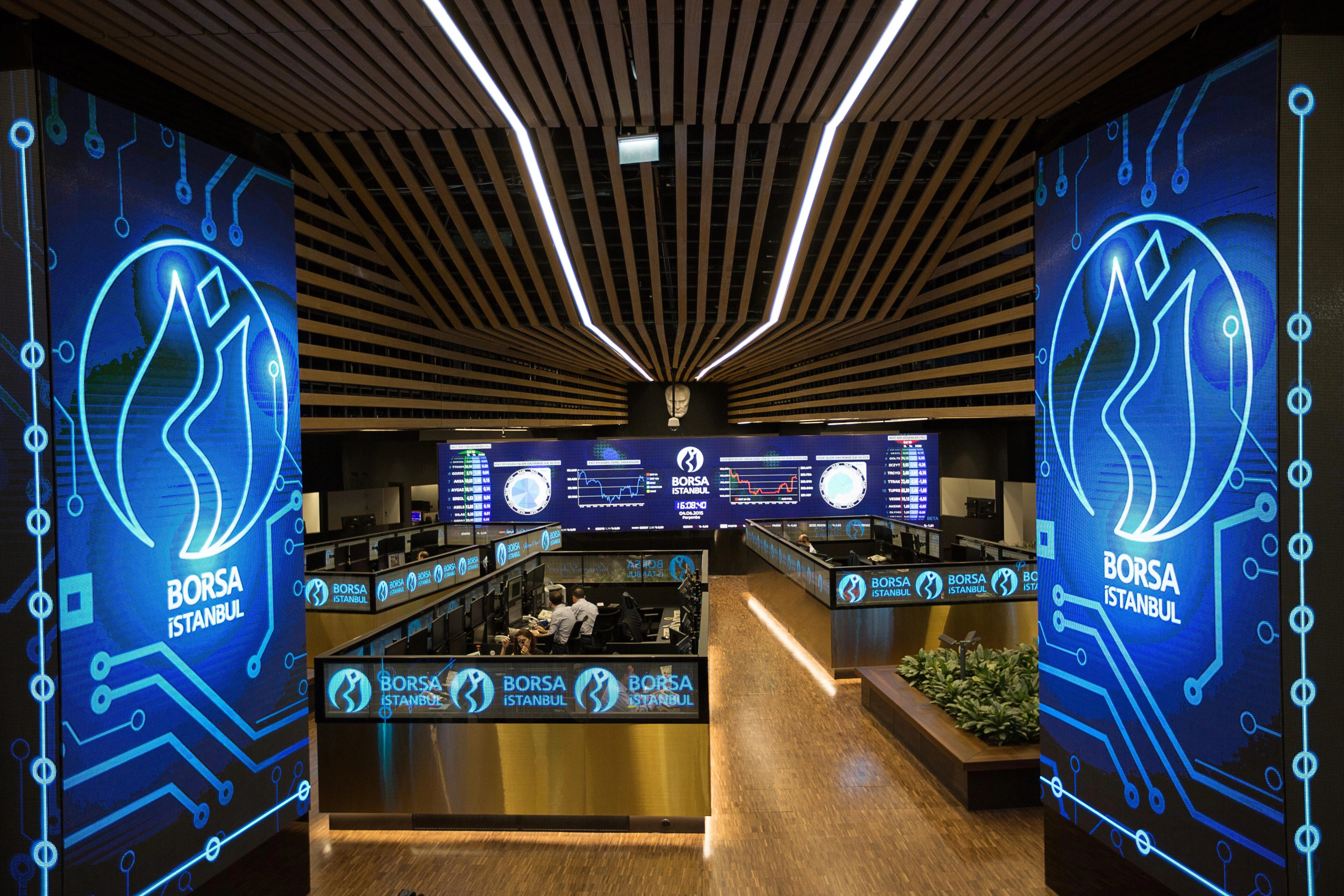 Borsa, güne yüzde 0,35'lik düşüşle başladı. Borsa İstanbul 100 (BIST) endeksi güne yüzde 0,35'lik düşüşle başladı. Endeks, 15,81 puanlık azalışla 4.546,13 puan oldu. Açılışta bankacılık endeksi yüzde 0,39, holding endeksi yüzde 0,24 değer kaybetti.