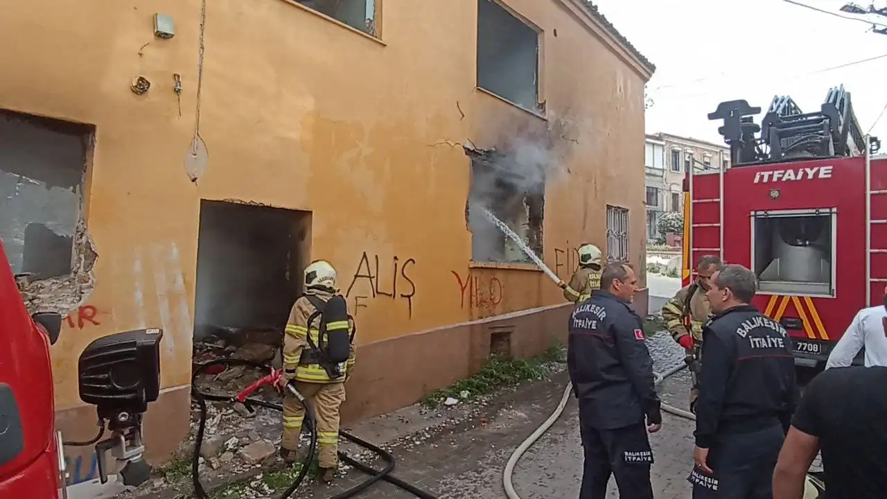 Balıkesir’in Edremit ilçesinde bir metruk evde çıkan yangın çevre sakinlerini korkuttu.