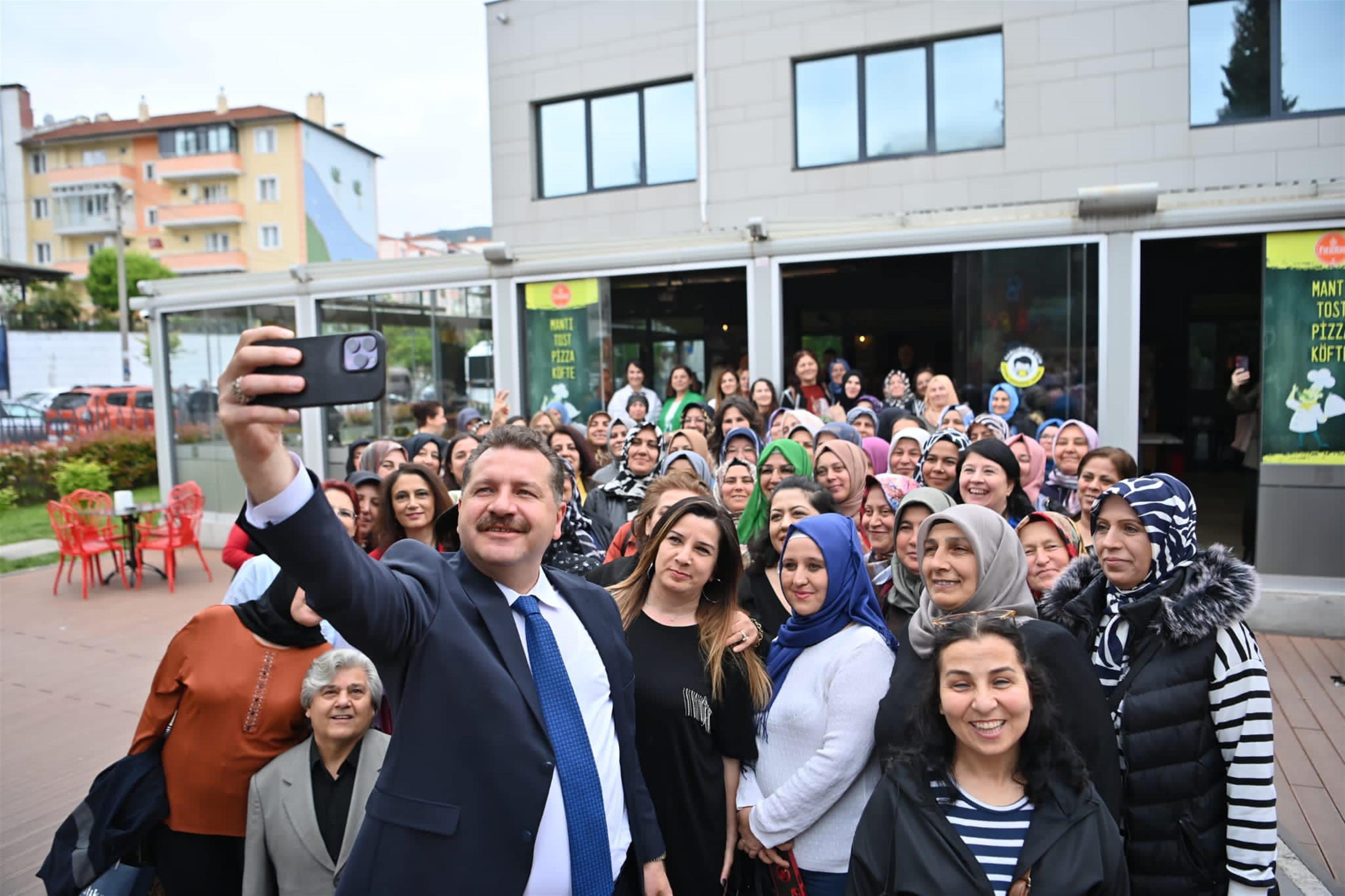 Balıkesir Büyükşehir Belediye Başkanı Yücel Yılmaz ve eşi Mehtap Yılmaz; Engelliler Haftası ve yaklaşan Anneler Günü dolayısıyla engelli bireylerin anneleriyle kahvaltıda buluşarak Anneler Günü’nü kutladı.