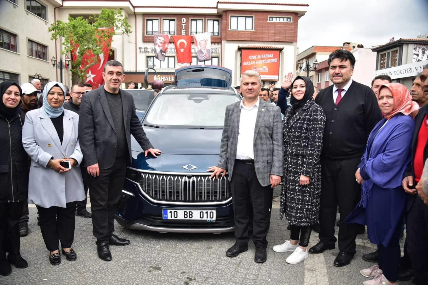 Türkiye’nin yerli ve milli otomobili TOGG vatandaşlara sergilenmeye devam ediyor. Dün Balıkesir’in Havran ilçesinde sergilenen TOGG yoğun ilgi gördü.